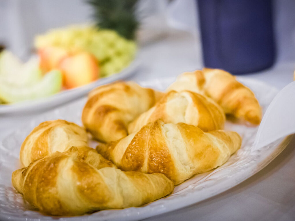 Blick auf die Croissant beim Frühstücksbuffet im Burghotel Haselünne